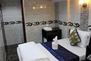 Un pat sau paturi într-o cameră la Cynthia's Inn