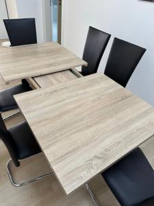 a wooden table and chairs in an office at Große Ferienwohnung Gästehaus NEUBAU Merzig 120m2 in Merzig
