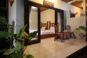 Rúm í herbergi á Sari Gong Guest House, A Trishula Collection