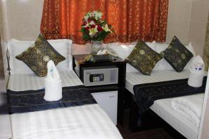 Un pat sau paturi într-o cameră la Cynthia's Inn