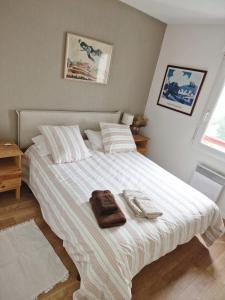 een slaapkamer met een groot bed met twee handdoeken erop bij Bidasoa con vistas in Hendaye