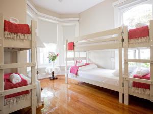 1 dormitorio con 2 literas y ventana en Montacute Boutique Bunkhouse en Hobart