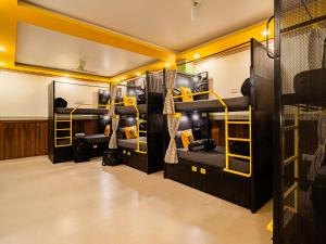 Giường tầng trong phòng chung tại The Hosteller Jibhi