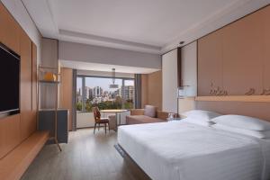 Ein Bett oder Betten in einem Zimmer der Unterkunft Surat Marriott Hotel