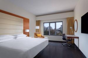 Ein Bett oder Betten in einem Zimmer der Unterkunft Surat Marriott Hotel
