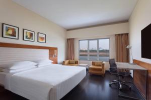 Ein Bett oder Betten in einem Zimmer der Unterkunft Surat Marriott Hotel