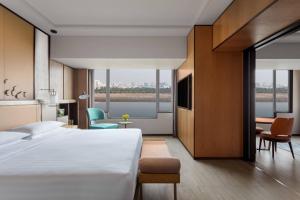 Ein Bett oder Betten in einem Zimmer der Unterkunft Surat Marriott Hotel