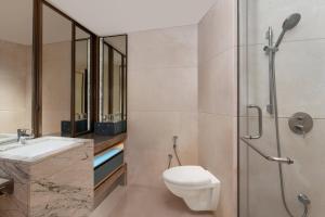 Ein Badezimmer in der Unterkunft Surat Marriott Hotel