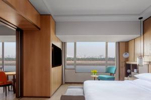 Ein Bett oder Betten in einem Zimmer der Unterkunft Surat Marriott Hotel