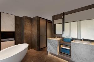 Ein Badezimmer in der Unterkunft Surat Marriott Hotel