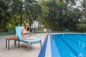 Der Swimmingpool an oder in der Nähe von Surat Marriott Hotel