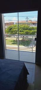 Camera con finestra, letto e vista di Loft 3M ad Arraial do Cabo