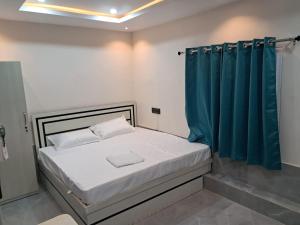 Rúm í herbergi á Rameshwaram Guest House