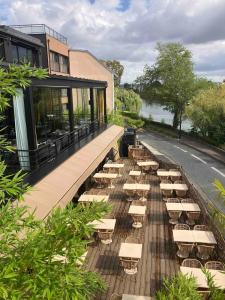 una fila de mesas y sillas en un patio en Appartement terrasse entre Paris et Disney, en Bry-sur-Marne