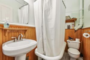 Ένα μπάνιο στο Garden District Bed and Breakfast