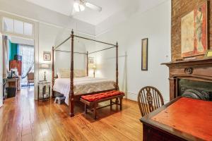 Ένα ή περισσότερα κρεβάτια σε δωμάτιο στο Garden District Bed and Breakfast