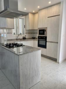 マサロンにあるCasa Sophie mit großem Poolの広いキッチン(コンロ、電子レンジ付)