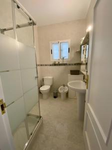 マサロンにあるCasa Sophie mit großem Poolのトイレ、洗面台、シャワー付きのバスルーム