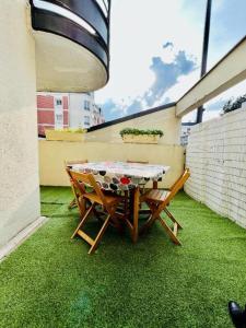 a patio table and two chairs on a balcony at Charmant appartement en plein centre ville de Nogent sur Marne in Nogent-sur-Marne