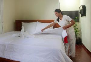 Rúm í herbergi á Sari Gong Guest House, A Trishula Collection