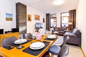 a dining room and living room with a table and chairs at Ferienhaus Auszeit 4 Sterne DTV Klassifizierung, 3 Pfoten Klassifizierung in Bremerhaven