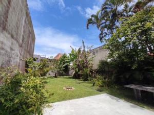 Un jardín con un patio de césped al lado de un edificio. en Casa Nativa Bc, en Balneário Camboriú