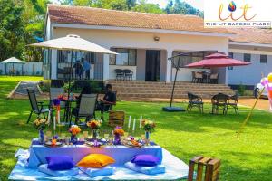 Κήπος έξω από το The lit garden place