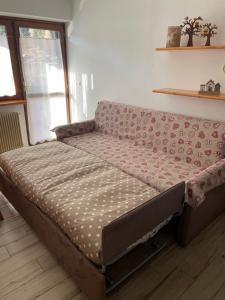 een bank in een woonkamer met bij Bellaria Apartment Mountain View in Predazzo