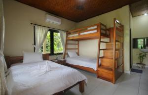 Rúm í herbergi á Sari Gong Guest House, A Trishula Collection