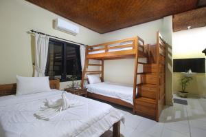 Rúm í herbergi á Sari Gong Guest House, A Trishula Collection