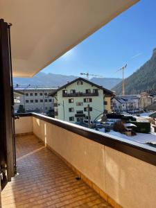 een balkon met uitzicht op een stad bij Bellaria Apartment Mountain View in Predazzo