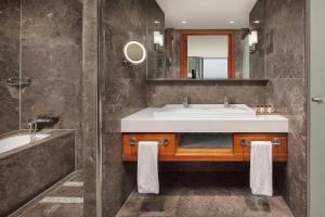 A bathroom at Sheraton Istanbul Atakoy Hotel
