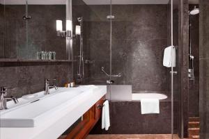 A bathroom at Sheraton Istanbul Atakoy Hotel