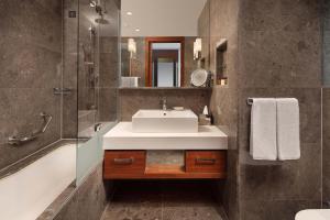 A bathroom at Sheraton Istanbul Atakoy Hotel