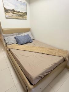 Bett in einer Ecke eines Zimmers in der Unterkunft DandD's Place Studio Unit 1 with Free Netflix in Davao City