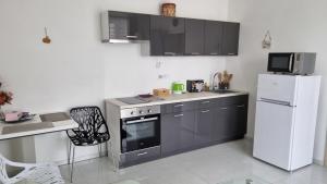 Kuchyň nebo kuchyňský kout v ubytování APARTMÁNY I&V - Adults only