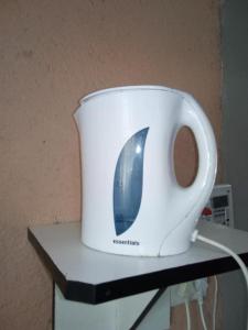 secador de pelo sobre una mesa en Day & Night Guestrooms, en White River