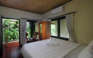 Rúm í herbergi á Sari Gong Guest House, A Trishula Collection