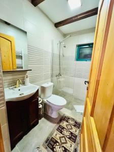 Koupelna v ubytování Green Cabin + 37 fotografií