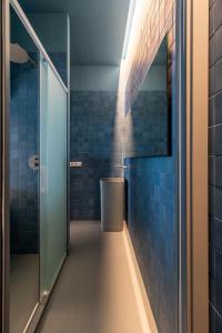 baño con ducha y cubo de basura en POINT BEACH Blue, en Valencia