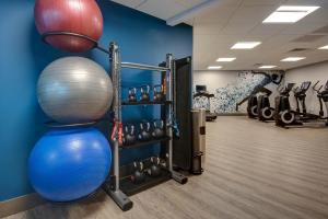 Fitness centrum a/nebo fitness zařízení v ubytování Sheraton Eatontown Hotel
