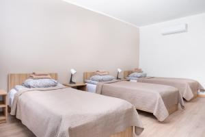 Postel nebo postele na pokoji v ubytování KAUNO JACHTKLUBAS Baltosios Burės