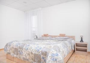 Postel nebo postele na pokoji v ubytování KAUNO JACHTKLUBAS Baltosios Burės