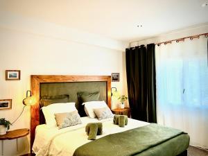 une chambre avec un grand lit et une fenêtre dans l'établissement Les Terres Rouges du Salagou, à Le Bosc