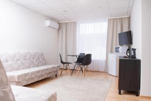 TV a/nebo společenská místnost v ubytování KAUNO JACHTKLUBAS Baltosios Burės