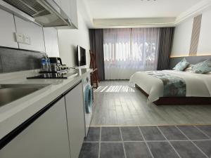 Köök või kööginurk majutusasutuses Zhangjiajie Borui Hotel - Tianmen Mountain 张家界天门山泊睿庭院酒店
