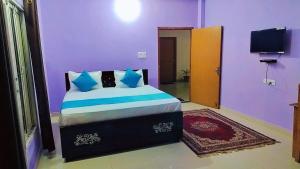 Rúm í herbergi á Premshi Guest House
