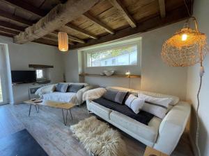 Una sala de estar con dos sofás y una mesa. en Uthurraltia, en Larrau