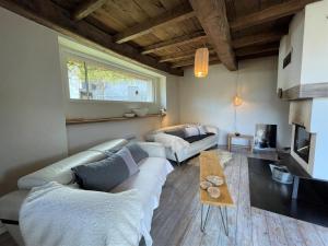 una sala de estar con un sofá y una mesa en Uthurraltia, en Larrau