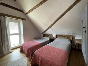 1 dormitorio con 2 camas, lavabo y ventana en Uthurraltia, en Larrau 26 fotos más